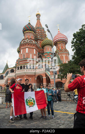 Peking, Russland. 13. Juni, 2018. Fans posieren für Fotos mit einer Nationalflagge von Peru in der Nähe des Roten Platzes in Moskau, Russland, am 13. Juni 2018. Credit: Du Yu/Xinhua/Alamy leben Nachrichten Stockfoto