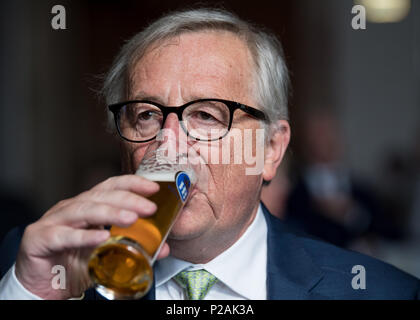 München, Deutschland. 14 Jun, 2018. 14 Juni 2018, Deutschland, München: Jean-Claude Juncker, der Präsident der Europäischen Kommission, trinkt ein Bier nach seiner Rede. Foto: Sven Hoppe/dpa Quelle: dpa Picture alliance/Alamy leben Nachrichten Stockfoto