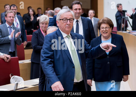 München, Deutschland. 14 Jun, 2018. 14 Juni 2018, Deutschland, München: Jean-Claude Juncker, der Präsident der Europäischen Kommission, kommt zu den Bayerischen Landtag vor seiner Rede. Foto: Sven Hoppe/dpa Quelle: dpa Picture alliance/Alamy leben Nachrichten Stockfoto
