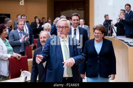 München, Deutschland. 14 Jun, 2018. 14 Juni 2018, Deutschland, München: Jean-Claude Juncker, der Präsident der Europäischen Kommission, kommt zu den Bayerischen Landtag vor seiner Rede. Foto: Sven Hoppe/dpa Quelle: dpa Picture alliance/Alamy leben Nachrichten Stockfoto