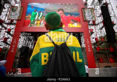 Sao Paulo, Brasilien. 14 Juni, 2018. Brasilianischen Fans die Eröffnung der Fußball-Weltmeisterschaft in großen Bildschirm im Tal der Anhangabau im Zentrum der Stadt Credit installiert begleiten: Dario Oliveira/ZUMA Draht/Alamy leben Nachrichten Stockfoto