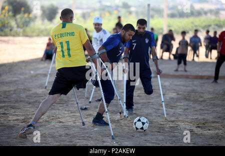 Gaza, Gazastreifen, palästinensischen Gebiet. 14 Juni, 2018. Behinderte Palästinenser, die ihre Beine von israelischen Truppen bei Zusammenstößen an der Grenze Gaza-Israel verloren Spielen ein Fußballspiel an Gaza-Israel Grenze in Verbindung mit der Eröffnung der FIFA Fußball-Weltmeisterschaft 2018 in Russland stattfindet, im Osten von Gaza Stadt am Juni 14, 2018 Credit: Mahmoud Ajour/APA-Images/ZUMA Draht/Alamy leben Nachrichten Stockfoto