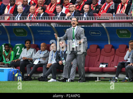 Moskau, Russland. 14 Juni, 2018. Saudi-arabien Head Coach Juan Antonio Pizzi reagiert während das Eröffnungsspiel gegen Russland bei der FIFA Fußball-Weltmeisterschaft 2018 in Moskau, Russland, am 14. Juni 2018. Credit: Liu Dawei/Xinhua/Alamy leben Nachrichten Stockfoto