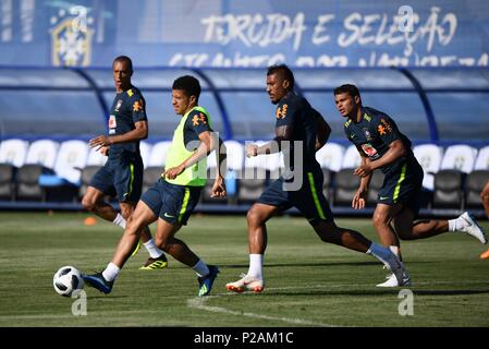 Sochi, Russland. 14 Juni, 2018. Der Brasilianer Thiago Silva (1. R) und Paulinho (2. R) nehmen Sie an einem Training in Sochi, Russland, am 14. Juni 2018. Credit: Li Ga/Xinhua/Alamy leben Nachrichten Stockfoto