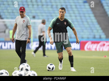 Sochi, Russland. 14 Juni, 2018. Portugals Cristiano Ronaldo (R) besucht eine Schulung in Sotschi, Russland, am 14. Juni 2018. Credit: Ihr Pingfa/Xinhua/Alamy leben Nachrichten Stockfoto