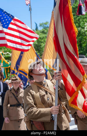 New York, USA. 14 Jun, 2018. WW1 Re-enactors März in den jährlichen Flag Day Parade in New York am Donnerstag, Juni 14, 2018, beginnend an der New York City Hall Park. Flag Tag wurde durch Verkündigung von Präsident Woodrow Wilson am 14. Juni 1916 geschaffen, als Feiertag zu Ehren der amerikanischen Flagge, aber es war nicht bis 1949, wenn es National Flagge Tag. Das Holiday ehrt den 1777 Flagge Auflösung, wo die Sterne und Streifen offiziell als die Flagge der Vereinigten Staaten verabschiedet wurden. (© Richard B. Levine) Credit: Richard Levine/Alamy leben Nachrichten Stockfoto