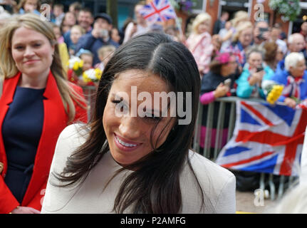 Chester, UK. 14 Jun, 2018. Queen Elizabeth und Meghan Markle, die Herzogin von Sussex, machten einen Rundgang in Chester am 14. Juni 2018. Credit: Pak Hung Chan/Alamy leben Nachrichten Stockfoto