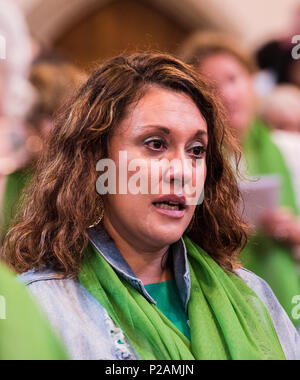 Eine Frau ruft beim Singen in den Dienst der Grenfell Feuerwehr Jubiläum in St. Helen's Church, South Kensington, London, England, UK, 14. Juni 2018 zu markieren Stockfoto