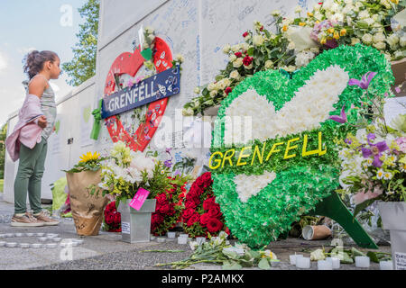 London, Großbritannien. 14 Jun, 2018. Nachrichten und Tribute, die von Jung und Alt, auf Geländern und alle Wände um die Unterseite der Turm links - dem ersten Jahrestag der Grenfell Turm Disaster Credit: Guy Bell/Alamy leben Nachrichten Stockfoto