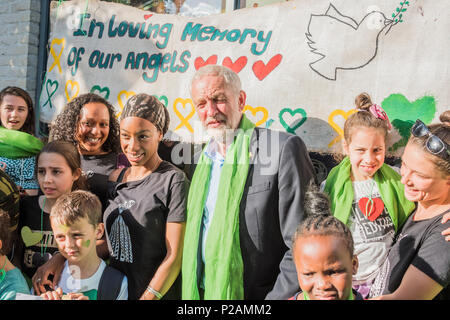 London, Großbritannien. 14 Jun, 2018. Jeremy Corbin trifft Menschen aus der Region - dem ersten Jahrestag der Grenfell Turm Disaster Credit: Guy Bell/Alamy leben Nachrichten Stockfoto