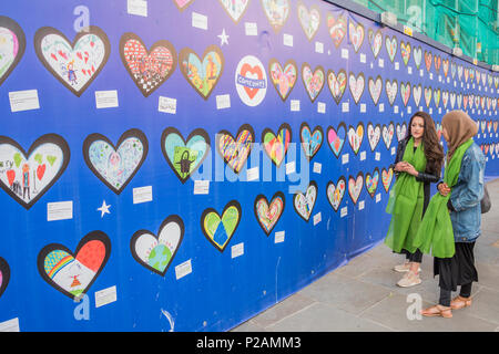 London, Großbritannien. 14 Jun, 2018. Die Comeunity Wand - dem ersten Jahrestag der Grenfell Turm Disaster Credit: Guy Bell/Alamy leben Nachrichten Stockfoto