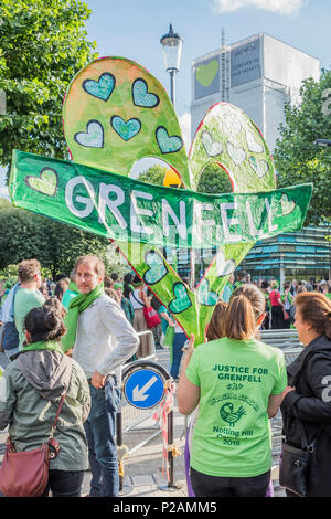 London, Großbritannien. 14 Jun, 2018. Im März bereitet sich in den Schatten des Turms zu setzen - dem ersten Jahrestag der Grenfell Turm Disaster Credit: Guy Bell/Alamy leben Nachrichten Stockfoto