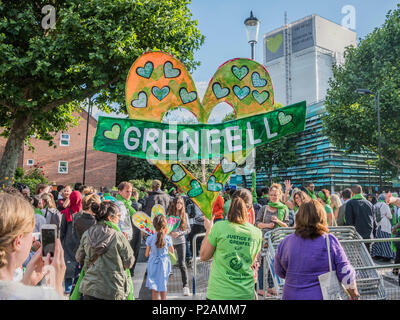 London, Großbritannien. 14 Jun, 2018. Im März bereitet sich in den Schatten des Turms zu setzen - dem ersten Jahrestag der Grenfell Turm Disaster Credit: Guy Bell/Alamy leben Nachrichten Stockfoto