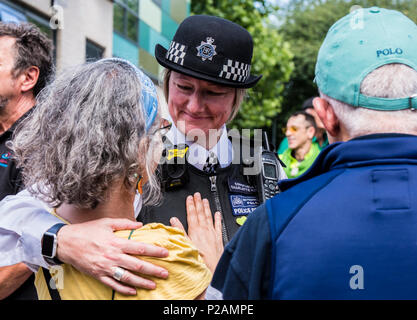 Polizistin figurbetonte Frau an der Basis von Grenfell Tower, wo sich die Familienangehörigen und Freunden der Opfer versammeln, um den Jahrestag des Brandes, London, England, Großbritannien, 14. Juni 2018 Stockfoto