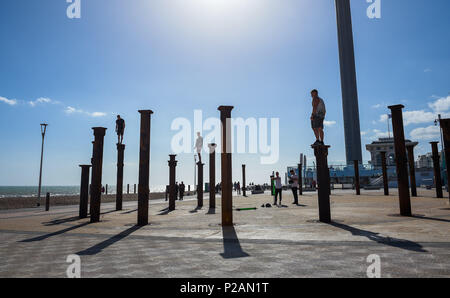Brighton UK 14. Juni 2018 - Parkour Darsteller Sprung über die Säulen der Goldene Spirale Installation neben dem West Pier von Brighton direkt am Meer an einem herrlichen sonnigen Abend Foto von Simon Dack: Simon Dack/Alamy leben Nachrichten Stockfoto