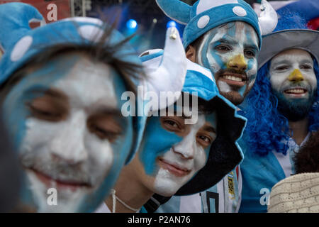 Moskau, Russland. 14 Juni, 2018. Argentinischen Fans auf Zentralen Moskauer Straßen während der Tag der Eröffnung 2018 FIFA WM in Russland Quelle: Nikolay Winokurow/Alamy leben Nachrichten Stockfoto