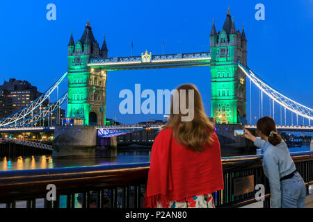 City Hall, London, UK, 14. Juni 2018. Rathaus und die Tower Bridge sind in grün beleuchtet, und das Hashtag #GreenForGrenfellDay auf Rathaus zur Erinnerung an die Grenfell Turm Feuer und diejenigen, die ihr Leben in den tragischen Ereignissen, die vor einem Jahr passiert ist verloren projiziert wird. Credit: Imageplotter Nachrichten und Sport/Alamy leben Nachrichten Stockfoto