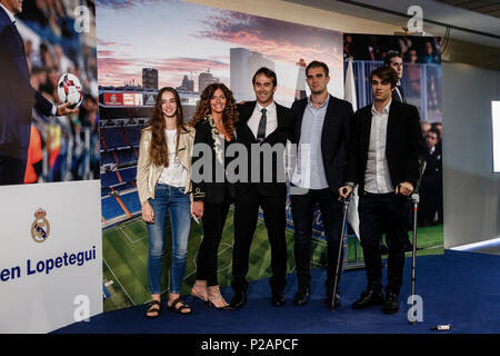 Santiago Bernabeu, Madrid, Spanien. 14 Juni, 2018. Drücken Sie die Taste Konferenz der neuen Real Madrid Manager, Julen Lopetegui; Lopetegui mit seiner Familie Quelle: Aktion plus Sport/Alamy leben Nachrichten Stockfoto