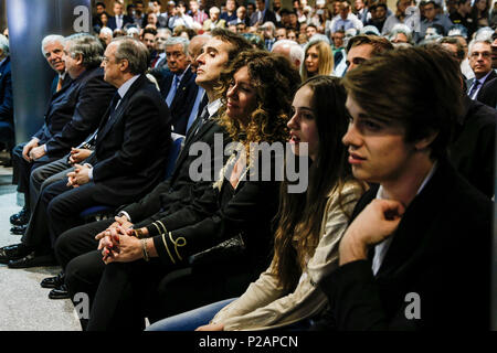 Santiago Bernabeu, Madrid, Spanien. 14 Juni, 2018. Drücken Sie die Taste Konferenz der neuen Real Madrid Manager, Julen Lopetegui; Lopetegui mit seiner Familie Quelle: Aktion plus Sport/Alamy leben Nachrichten Stockfoto