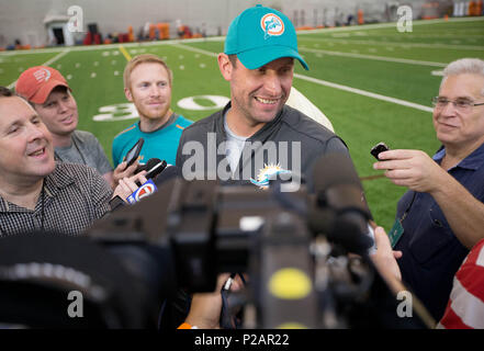 Davie, Florida, USA. 14 Juni, 2018. Miami Dolphins Trainer Adam Gase während organisiertes Team Aktivitäten auf der Baptist Health Training Service Nova Southeastern University in Davie, Florida am 14. Juni 2018. Credit: Allen Eyestone/der Palm Beach Post/ZUMA Draht/Alamy leben Nachrichten Stockfoto