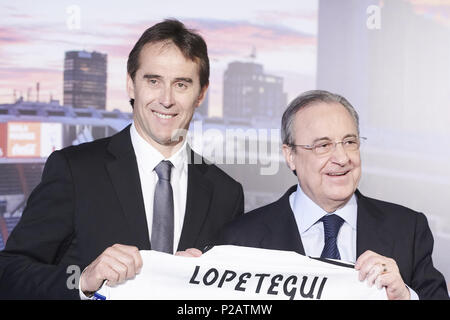 Madrid, Spanien. 14 Juni, 2018. JULEN LOPETEGUI und Florentino Perez bei der Präsentation der Julen Lopetegui als neuen Cheftrainer des F.C. Real Madrid im Santiago Bernabeu Stadion. Lopetegui ist sacked als Manager von Spanien, nach der Einnahme der Real Madrid Job am Dienstag. Credit: Jack Abuin/ZUMA Draht/Alamy leben Nachrichten Stockfoto