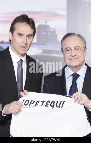 Madrid, Spanien. 14 Juni, 2018. Julen Lopetegui, Florentino Perez bei der Präsentation der Julen Lopetegui als neuen Cheftrainer des F.C. Real Madrid im Santiago Bernabeu Stadion. Julen Lopetegui ist sacked als Manager von Spanien, nach der Einnahme der Real Madrid Job am Dienstag. Credit: Jack Abuin/ZUMA Draht/Alamy leben Nachrichten Stockfoto