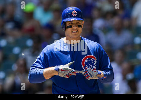 Milwaukee, WI, USA. 13. Juni, 2018. Chicago Cubs erste Basisspieler Anthony Rizzo #44 Während der Major League Baseball Spiel zwischen den Milwaukee Brewers und die Chicago Cubs am Miller Park in Milwaukee, WI. John Fisher/CSM/Alamy leben Nachrichten Stockfoto