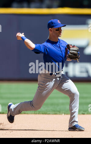 Milwaukee, WI, USA. 13. Juni, 2018. Chicago Cubs dritter Basisspieler Tommy La Stella #2 in Aktion während der Major League Baseball Spiel zwischen den Milwaukee Brewers und die Chicago Cubs am Miller Park in Milwaukee, WI. John Fisher/CSM/Alamy leben Nachrichten Stockfoto