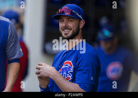 Milwaukee, WI, USA. 13. Juni, 2018. Chicago Cubs dritter Basisspieler Kris Bryant #17 Während der Major League Baseball Spiel zwischen den Milwaukee Brewers und die Chicago Cubs am Miller Park in Milwaukee, WI. John Fisher/CSM/Alamy leben Nachrichten Stockfoto