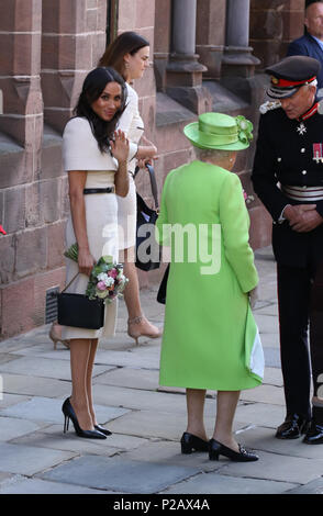 Meghan Markle, Herzogin von Sussex, Wellen, die auf die Massen nach einem Besuch in Chester mit Königin Elizabeth II. zu ihrem ersten öffentlichen Engagement zusammen. Chester, Cheshire, am 14. Juni 2018. Credit: Paul Marriott/Alamy leben Nachrichten Stockfoto