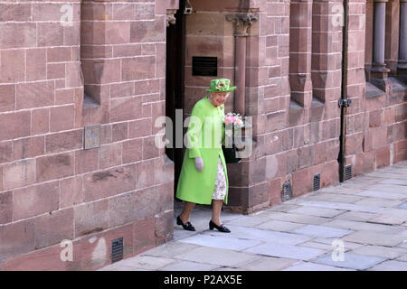 Königin Elizabeth II verlässt das Rathaus, nachdem sie und Meghan Markle, Herzogin von Sussex, Chester auf ihren ersten öffentlichen Engagement besucht zusammen. Chester, Cheshire, am 14. Juni 2018. Credit: Paul Marriott/Alamy leben Nachrichten Stockfoto