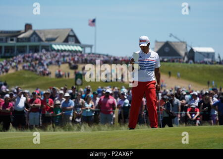 Southampton, New York, USA. 14 Juni, 2018. Hideki Matsuyama in Japan auf der 16 in der ersten Runde der 118 U.S. Open Championship an der Shinnecock Hills Golf Club in Southampton, New York, USA, am 14. Juni 2018. Credit: Koji Aoki/LBA SPORT/Alamy leben Nachrichten Stockfoto