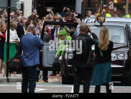 Königin Elizabeth II. das Fahrzeug verlässt, als sie und Meghan Markle, Herzogin von Sussex, besuchen Sie Chester auf ihren ersten öffentlichen Engagement zusammen. Chester, Cheshire, am 14. Juni 2018. Credit: Paul Marriott/Alamy leben Nachrichten Stockfoto