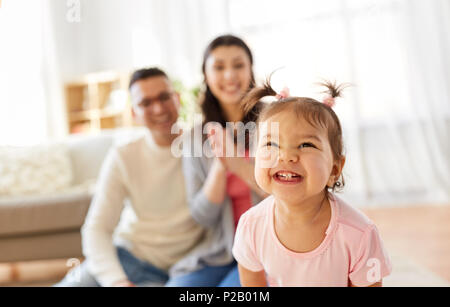 Happy Baby und Eltern zu Hause Stockfoto