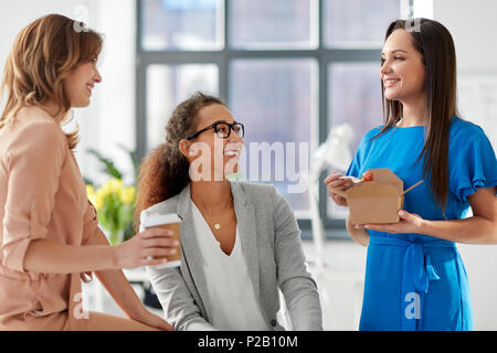 Geschäftsfrauen Mittagessen im Büro Stockfoto