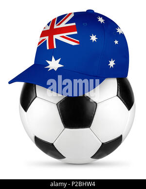 Classic schwarz weiß leder Fußball mit Australien Australische Flagge Baseball Fan Cap isoliert Hintergrund Sport Fußball-Konzept Stockfoto