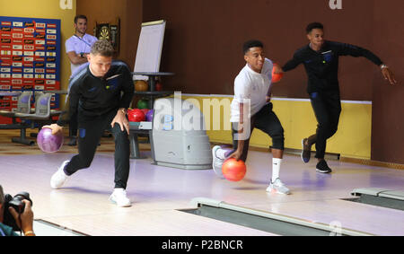 England's Kieran Trippier (links), Jesse Lingard und Trent Alexander-Arnold (rechts) Schüssel während der Aktivität in Repino Cronwell Park, Morgedal. Stockfoto