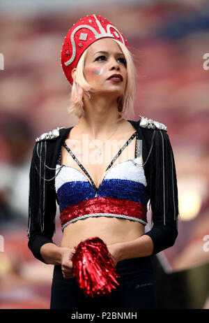 Ein Russland Fan auf der Tribüne vor der FIFA Fußball-Weltmeisterschaft 2018, Gruppe, ein Gleiches an der Luzhniki Stadion, Moskau. Stockfoto