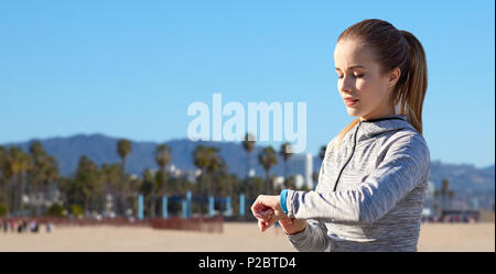 Frau mit Fitness tracker Training im Freien Stockfoto