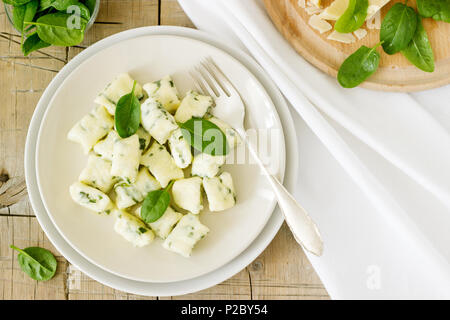 Hausgemachte Gnocchi mit Ricotta, Käse und Spinat auf einem Teller. Selektive konzentrieren. Stockfoto