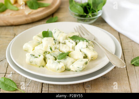 Hausgemachte Gnocchi mit Ricotta, Käse und Spinat auf einem Teller. Selektive konzentrieren. Stockfoto
