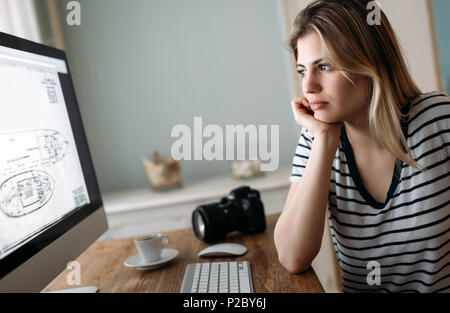 Junge Designer auf Projekt arbeiten zu Hause Stockfoto