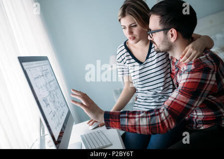 Junge attraktive Designern zusammen, die am Projekt Stockfoto