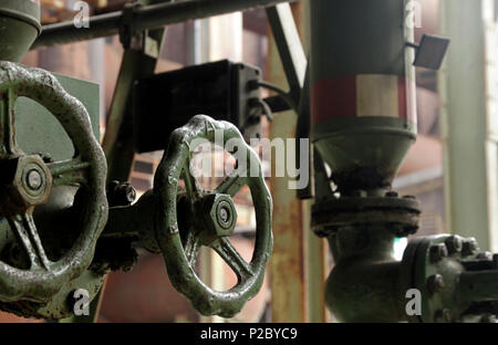 Metallventil in verlassenen Stahlwerk Stockfoto