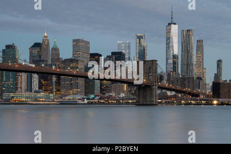 Brooklyn Bridge und die Skyline von Manhattan in der Morgendämmerung über dem East River in Brooklyn, New York, USA Stockfoto