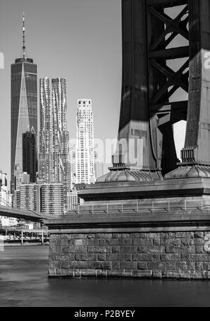 Schwarz-weiß-Bild von einem Metall und Ziegel Manhattan Bridge Pier mit der Skyline von Manhattan und das World Trade Center aus Brooklyn, New York, USA Stockfoto