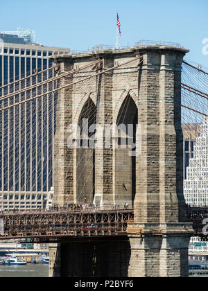 Die Brooklyn Bridge und die Skyline von Manhattan über den East River aus Brooklyn, New York, USA Stockfoto