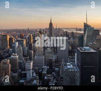 Sonnenuntergang über dem Empire State Building, das World Trade Center und die Manhattan Skyline von der Spitze des Felsens, New York, USA Stockfoto