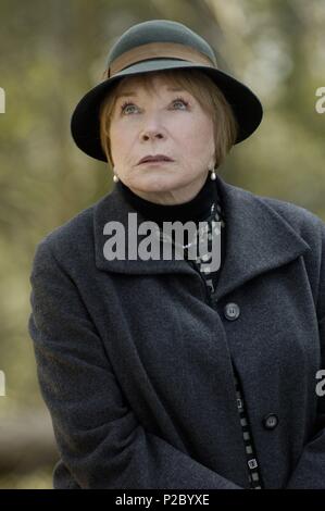 Original Film Titel: SCHLIESSEN SIE DEN RING. Englischer Titel: SCHLIESSEN SIE DEN RING. Regisseur: Richard Attenborough. Jahr: 2007. Stars: SHIRLEY MACLAINE. Credit: SCHLIESSEN DER RING LTD./PROSPERO PICT./SCION FILMS LIMITED // Album Stockfoto