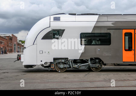 Derzeit entsteht im Werk Krefeld-Uerdingen Siemens die neue Generation von Fahrzeugen für den Nahverkehr in der Rhein-Ruhr-Region. Der Siemens Desiro HC ist eine Kombination aus elektro-triebzug und Doppelstockwagen. Stockfoto